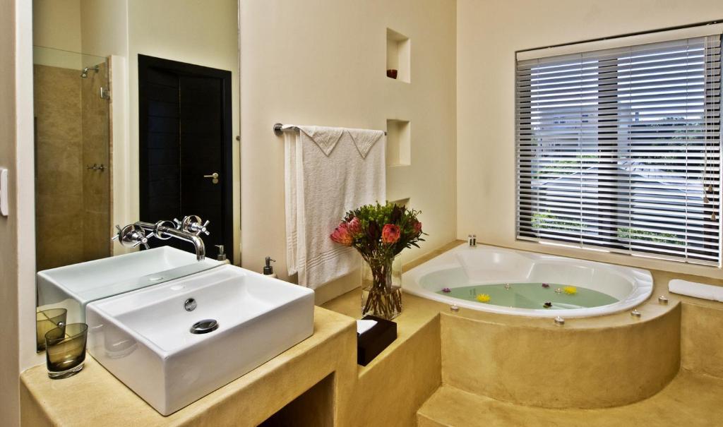 Lodge On The Lake And Wellness Spa Уилдернесс Номер фото